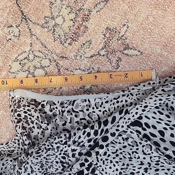 White House Black Market Sleeveless Ruffled Hidden Side Zip Animal Print Top XXS - Picture 10 of 10